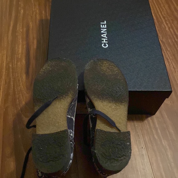 Graffiti combat boot by chanel worn a few times - Picture 5 of 6